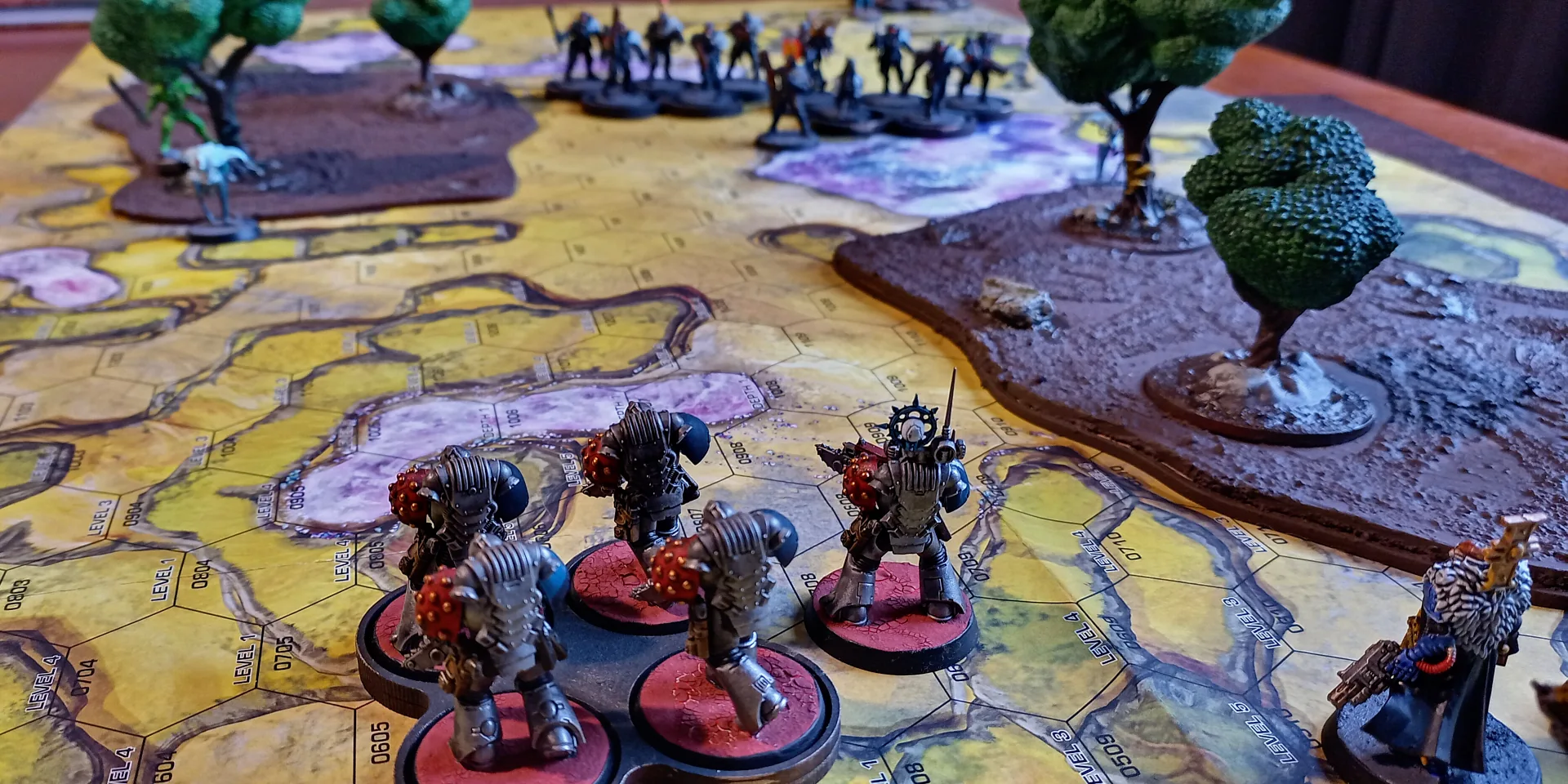 Deathwatch watches the battlefield, missing the Aeldari Assassin for the trees.